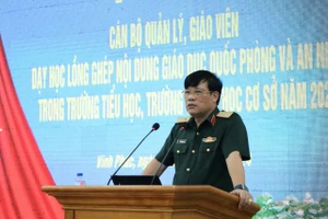 Thiếu tướng Trần Ngọc Thanh - Vụ trưởng Vụ Giáo dục quốc phòng và an ninh, Bộ GD&ĐT phát biểu tại buổi tập huấn.