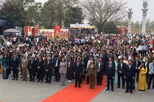 Phó Chủ tịch nước Võ Thị Ánh Xuân cùng đoàn đại biểu dự lễ dâng hương Quốc Mẫu Tây Thiên.