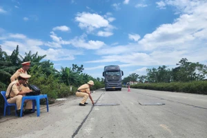 CSGT Vĩnh Phúc cân tải trọng xe trên đê Tả sông Hồng đoạn qua xã Bồ Sao, huyện Vĩnh Tường.