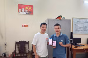 Anh Hồ (bên phải) chuyển trả lại hơn 50 triệu đồng cho anh Phong. Ảnh: Công an huyện Yên Minh.