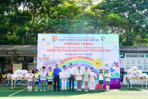 Ông Tạ Thanh Tùng – Giám đốc Trung tâm Hoạt động Thanh thiếu nhi tỉnh Vĩnh Phúc (áo xanh) cùng nhà tài trợ tặng quà cho các em thiếu nhi.