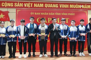 Chủ tịch UBND tỉnh Vĩnh Phúc Trần Duy Đông trao quà động viên học sinh.