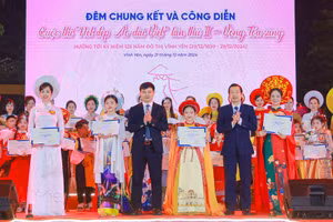 Lãnh đạo thành phố Vĩnh Yên trao giải Nhất cho các thí sinh.