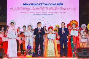 Lãnh đạo thành phố Vĩnh Yên trao giải Nhất cho các thí sinh.