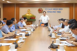 Chủ tịch UBND tỉnh Phú Thọ Trần Duy Đông chủ trì hội nghị. Ảnh: Đinh Vũ