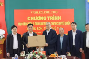 Bí thư Tỉnh ủy Phú Thọ (thứ 4 từ phải qua) tặng máy tính cho Trường TH&THCS Quyết Chiến.
