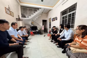 Lãnh đạo Trung tâm Y tế khu vực Yên Lạc cùng Bệnh viện tâm thần Vĩnh Phúc và chính quyền địa phương gặp gỡ, trao đổi thông tin với mẹ chị Khanh - người xuất hiện trong clip. 