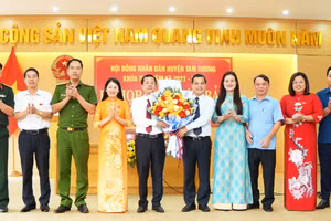 Lãnh đạo huyện Tam Dương chúc mừng ông Đặng Công Hòa (thứ 5 từ trái qua) được bầu giữ chức Chủ tịch UBND huyện.