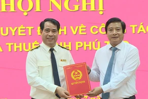 Phó Chủ tịch UBND tỉnh Phú Thọ Nguyễn Mạnh Sơn trao quyết định bổ nhiệm ông Nguyễn Huy Hồng.