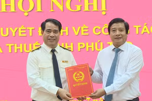 Phó Chủ tịch UBND tỉnh Phú Thọ Nguyễn Mạnh Sơn trao quyết định bổ nhiệm ông Nguyễn Huy Hồng.