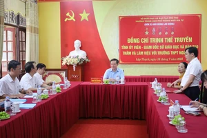 Đoàn công tác làm việc tại Trường THPT Ngô Gia Tự (Lập Thạch, Phú Thọ).