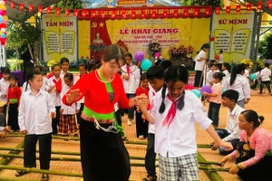 Học sinh Trường TH&THCS Ba Khan rộn ràng với điệu múa sạp.