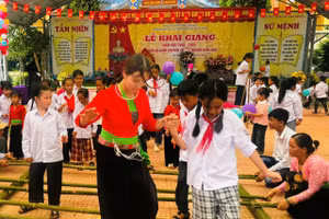 Học sinh Trường TH&THCS Ba Khan rộn ràng với điệu múa sạp.