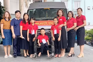 Hà Đức Mạnh (ngồi xe lăn) với hành trình vượt lên số phận.