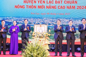 Thừa ủy quyền của Thủ tướng Chính phủ, lãnh đạo tỉnh Vĩnh Phúc trao Bằng công nhận huyện Yên Lạc đạt NTM mới nâng cao năm 2024.