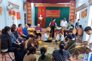 HTX Dịch vụ nông nghiệp Phú Lương (xã Mường Bi) phối hợp tổ chức lớp truyền nghề thủ công mỹ nghệ xuất khẩu thu hút đông đảo Nhân dân tham gia.