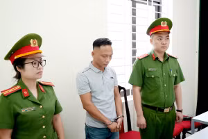 Cơ quan Cảnh sát điều tra thi hành lệnh bắt bị can để tạm giam đối với Nguyễn Văn Vững. Ảnh: Công an tỉnh Hà Giang