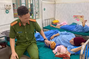 Thiếu tá Cường đến bệnh viện thăm hỏi mẹ con chị Say. Ảnh: Công an tỉnh Hà Giang