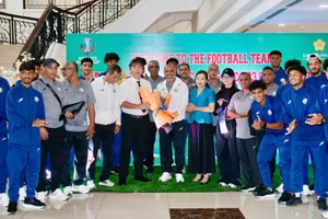 Đại diện lãnh đạo Sở Văn hóa, Thể thao và Du lịch Phú Thọ tặng hoa chào mừng U23 Yemen.