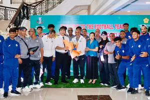 Đại diện lãnh đạo Sở Văn hóa, Thể thao và Du lịch Phú Thọ tặng hoa chào mừng U23 Yemen.