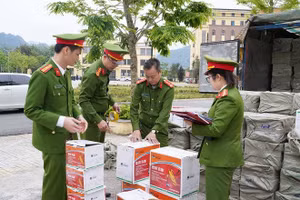 Lực lượng chức năng kiểm đếm số hàng hóa bị thu giữ. (Ảnh: Công an tỉnh Hà Giang)