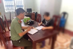 Công an giải thích cho bà H. về thủ đoạn của những kẻ lừa đảo. Ảnh: Công an xã Lập Thạch