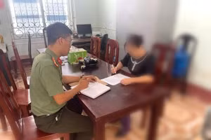 Công an giải thích cho bà H. về thủ đoạn của những kẻ lừa đảo. Ảnh: Công an xã Lập Thạch