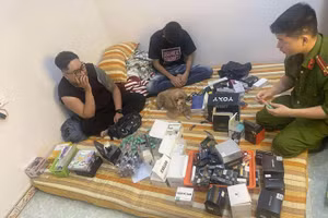 Công an thu giữ nhiều tang vật là thuốc lá điện tử. Ảnh: Công an phường Hoà Bình