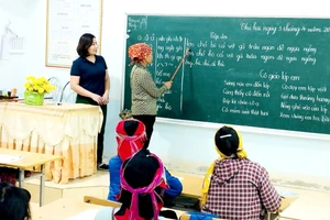 Học viên lớp xóa mù chữ tại trường Tiểu Học B, xã Minh Tân, tỉnh Tuyên Quang trong giờ học.