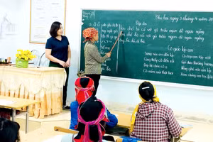 Học viên lớp xóa mù chữ tại trường Tiểu Học B, xã Minh Tân, tỉnh Tuyên Quang trong giờ học.