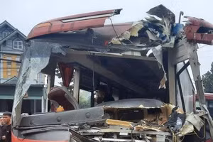 Xe khách biển số Bắc Ninh bị vỡ nát phần đầu.