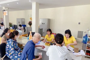 Bảo hiểm Xã hội khu vực Hòa Bình phối hợp với Bưu điện tỉnh thực hiện chi trả kịp thời các chế độ chính sách đối với người cao tuổi.