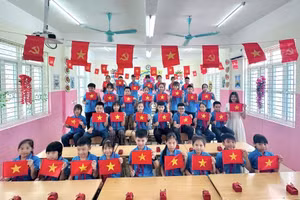 Cô và trò lớp 4A1 Trường Tiểu học Cao Xá (xã Bản Nguyên) vui ngày tựu trường với cờ đỏ sao vàng chào mừng 80 năm Quốc khánh 2/9.