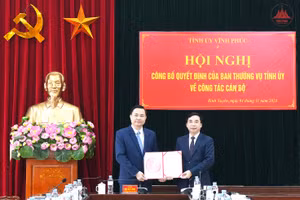 Phó Bí thư Thường trực Tỉnh ủy Vĩnh Phúc Bùi Huy Vĩnh trao Quyết định bổ nhiệm cho ông Nguyễn Mạnh Hùng.