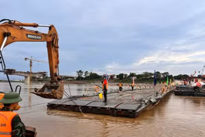 Cầu phao Phong Châu dừng vận hành do nước lớn kèm rác.