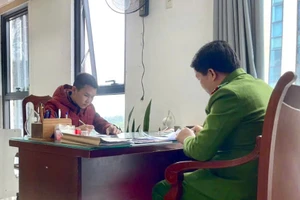 Cơ quan Cảnh sát điều tra làm việc với Đinh Minh Quang. Ảnh: Công an tỉnh Phú Thọ