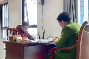 Cơ quan Cảnh sát điều tra làm việc với Đinh Minh Quang. Ảnh: Công an tỉnh Phú Thọ