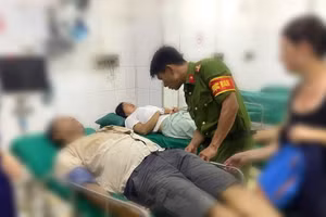 Cán bộ Công an xã Mai Châu tích cực hỗ trợ công tác chăm sóc nạn nhân.