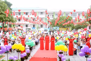 Cô và trò Trường Tiểu học Tân Dân nô nức tựu trường.