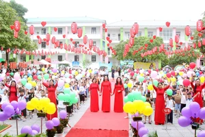 Cô và trò Trường Tiểu học Tân Dân nô nức tựu trường.