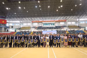 Ban tổ chức trao cờ lưu niệm cho các đơn vị tham gia hội thi.