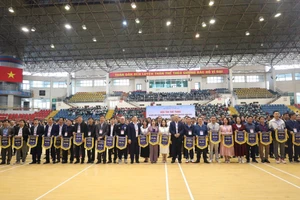 Ban tổ chức trao cờ lưu niệm cho các đơn vị tham gia hội thi.