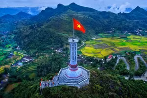 Cột cờ Quốc gia Lũng Cú.