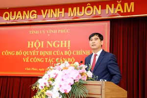Bí thư Tỉnh ủy Vĩnh Phúc Dương Văn An phát biểu tại Hội nghị triển khai quyết định của Bộ Chính trị về nhân sự cho Vĩnh Phúc.