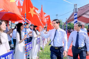 Bí thư Tỉnh ủy Vĩnh Phúc đến dự, tặng hoa chúc mừng và đánh trống khai giảng năm học tại Trường THPT Chuyên Vĩnh Phúc.