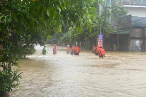 Khu vực đường Lý Tự Trọng, phường Trần Phú (TP Hà Giang) bị ngập sâu trong nước, lực lượng chức năng kịp thời có mặt hỗ trợ người dân di chuyển đồ đạc.