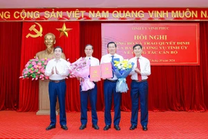 Lãnh đạo Tỉnh ủy Vĩnh Phúc trao quyết định, tặng hoa chúc mừng ông Nguyễn Tuấn Khanh và Trần Thanh Hải nhận nhiệm vụ mới.