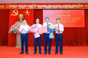 Lãnh đạo Tỉnh ủy Vĩnh Phúc trao quyết định, tặng hoa chúc mừng ông Nguyễn Tuấn Khanh và Trần Thanh Hải nhận nhiệm vụ mới.