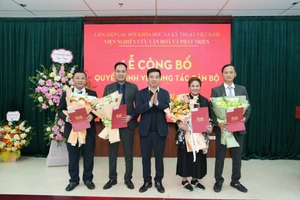 Ông Nguyễn Tiến Dũng (ngoài cùng bìa phải) được bổ nhiệm giữ chức Tổng Biên tập Tạp chí Văn hoá và Phát triển.