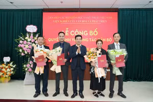 Ông Nguyễn Tiến Dũng (ngoài cùng bìa phải) được bổ nhiệm giữ chức Tổng Biên tập Tạp chí Văn hoá và Phát triển.